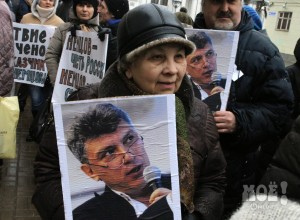 Участники митинга принесли с собой фотографии Бориса Немцова