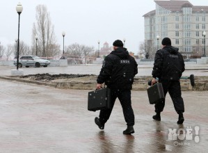Сапёры идут обследовать брошнную на Советской площади машину