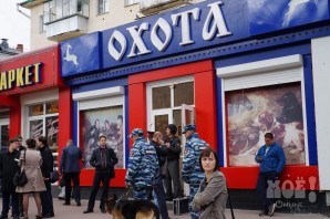 Сначала убийца расстрелял трёх работников магазина Охота. Фото Светланы Солодовниковой.