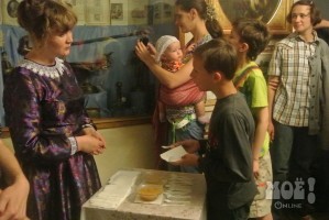 Отличить мёд от варенья Купчиха попросила самых юных посетителей музея.
фото Оксаны Варламовой