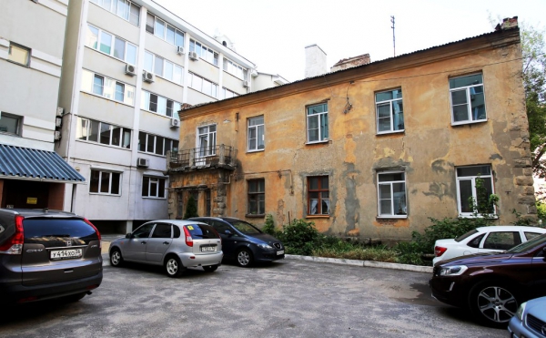 На ремонт фасада этого крошечного дома на Никитинской фонд капремонта тратит целых 9 миллионов рублей