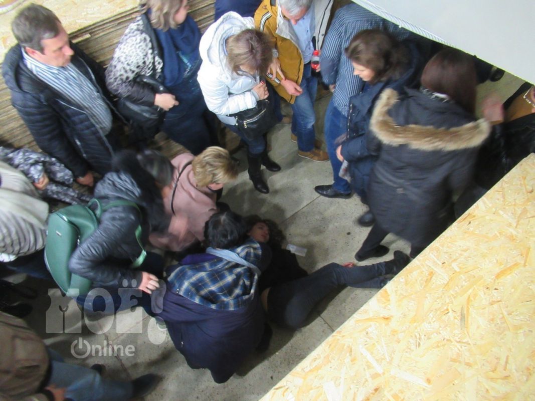 Упавшая с трибун девушка