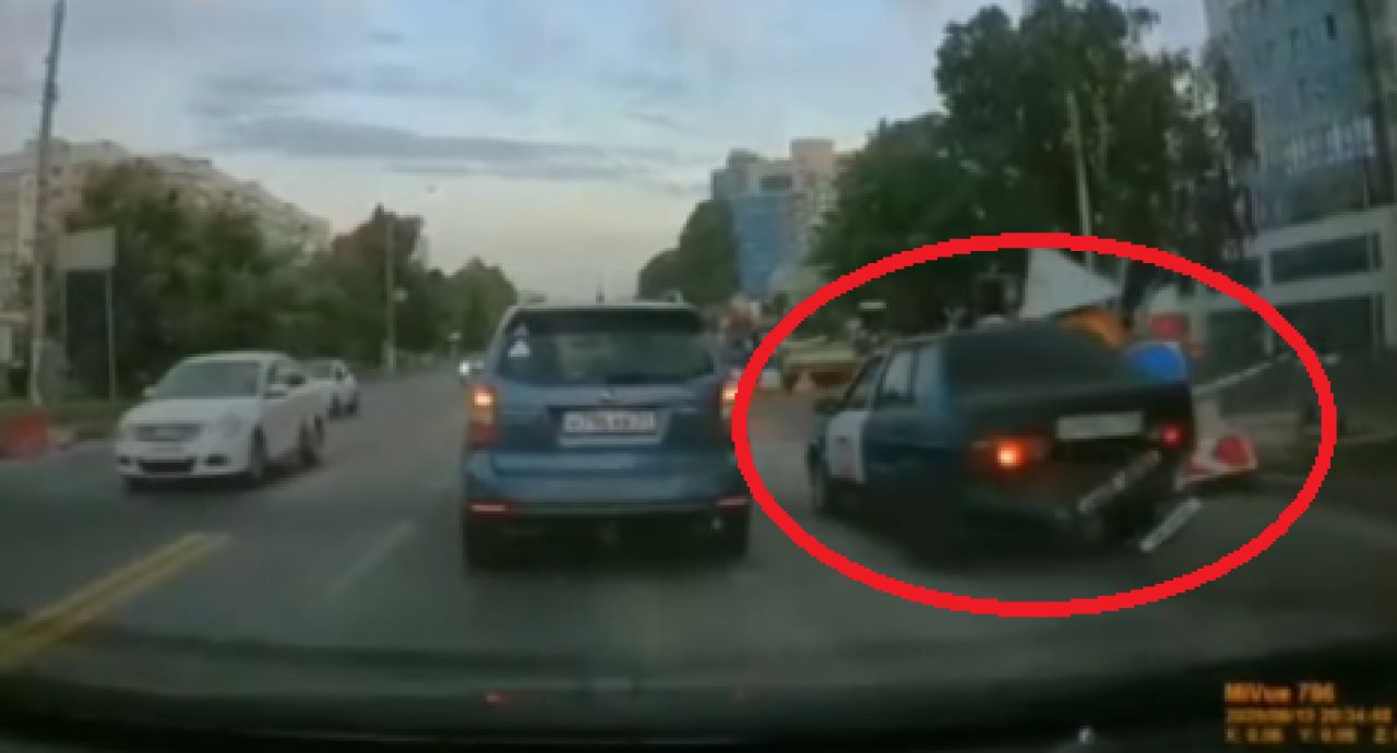 В Белгороде лихач снес дорожные знаки