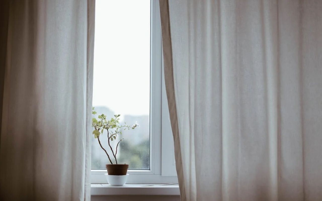 В центре Белгорода из окна выпала девушка