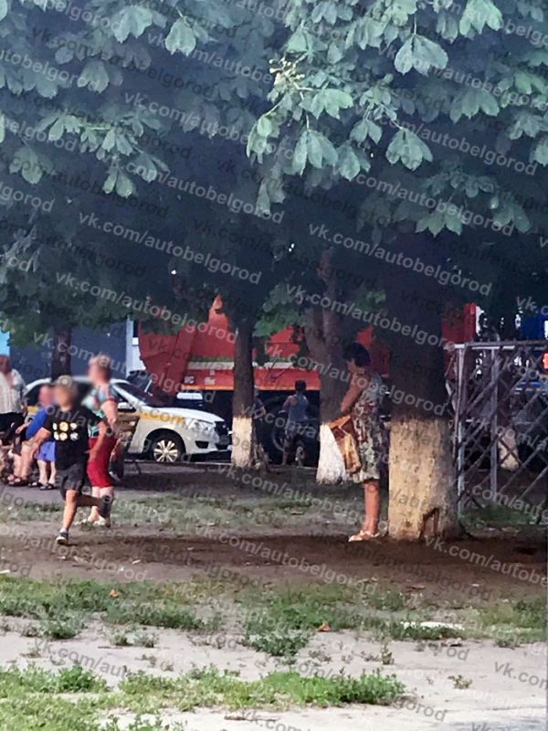 В Белгороде наглый водитель объехал мусоровоз по тротуару