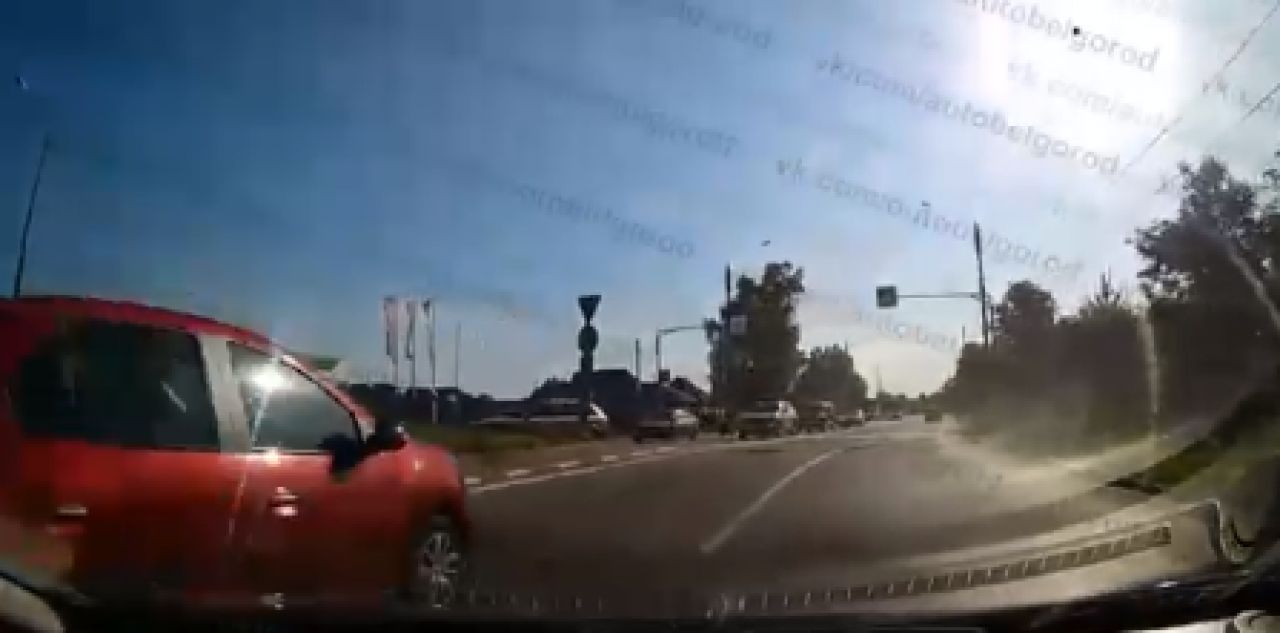 В Белгороде два автомобиля едва не устроили спорное ДТП