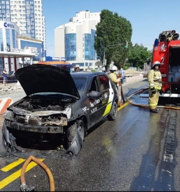 В Белгороде прямо на дороге вспыхнул автомобиль такси