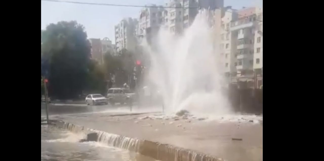 В центре Белгорода из-под тротуара начал бить горячий фонтан
