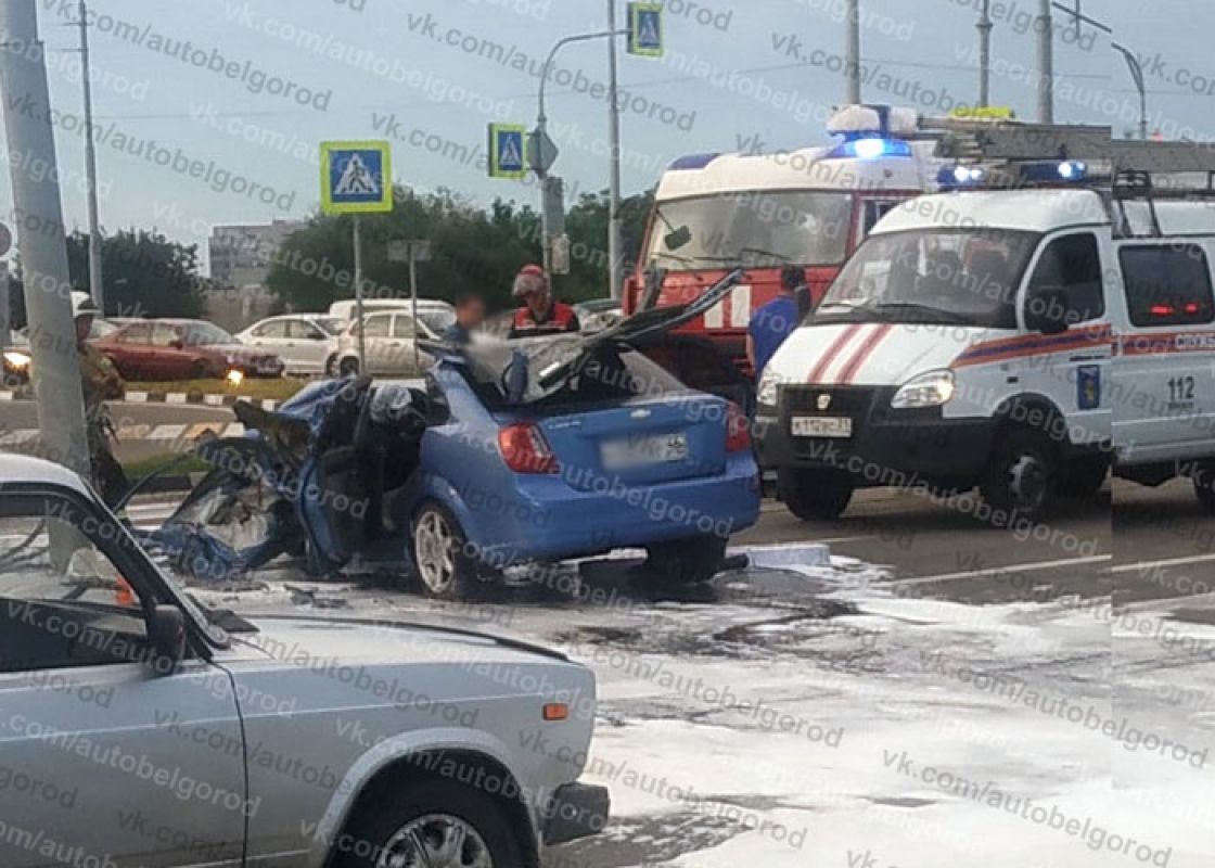 В Белгороде на умном перекрестке иномарка влетела в столб